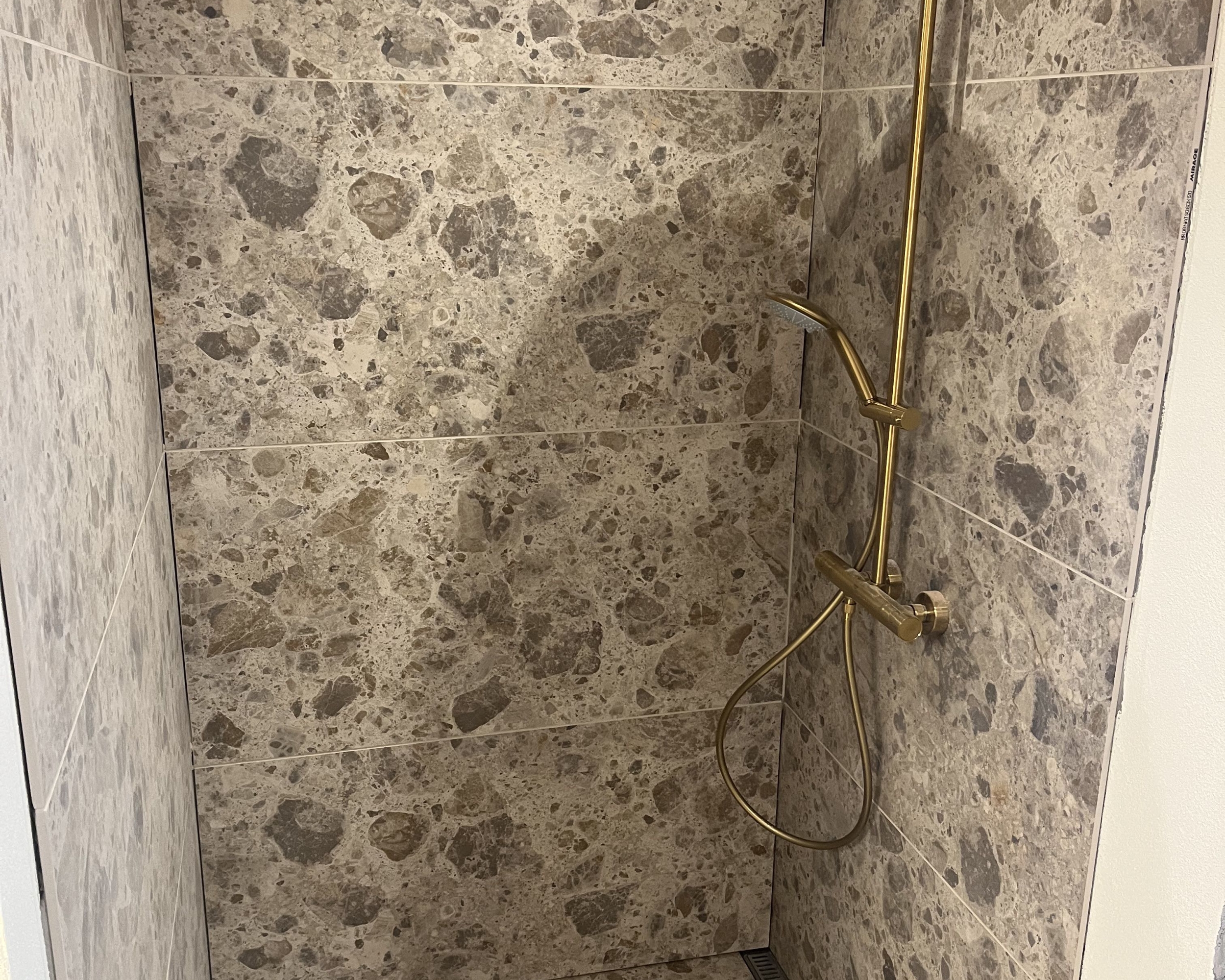 Ny brusekabine til renoveret badeværelse